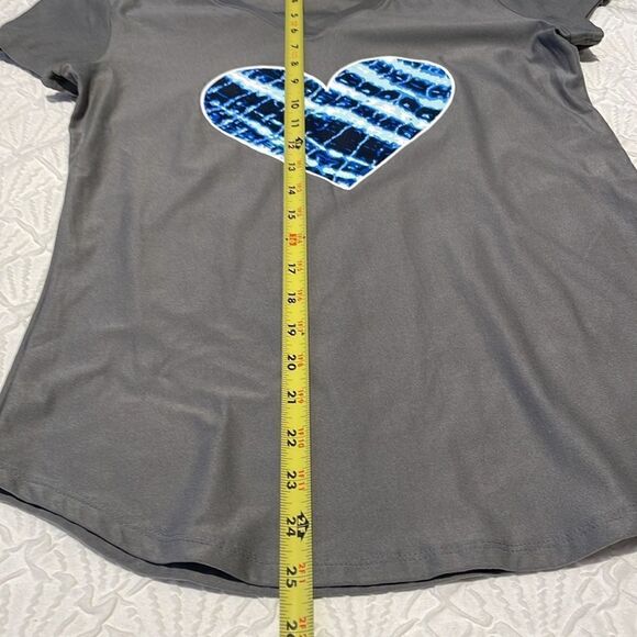 No Boundaries women's M(7-9) t-shirt gray "Heart" on front v-neck short sleeve - Picture 10 of 11